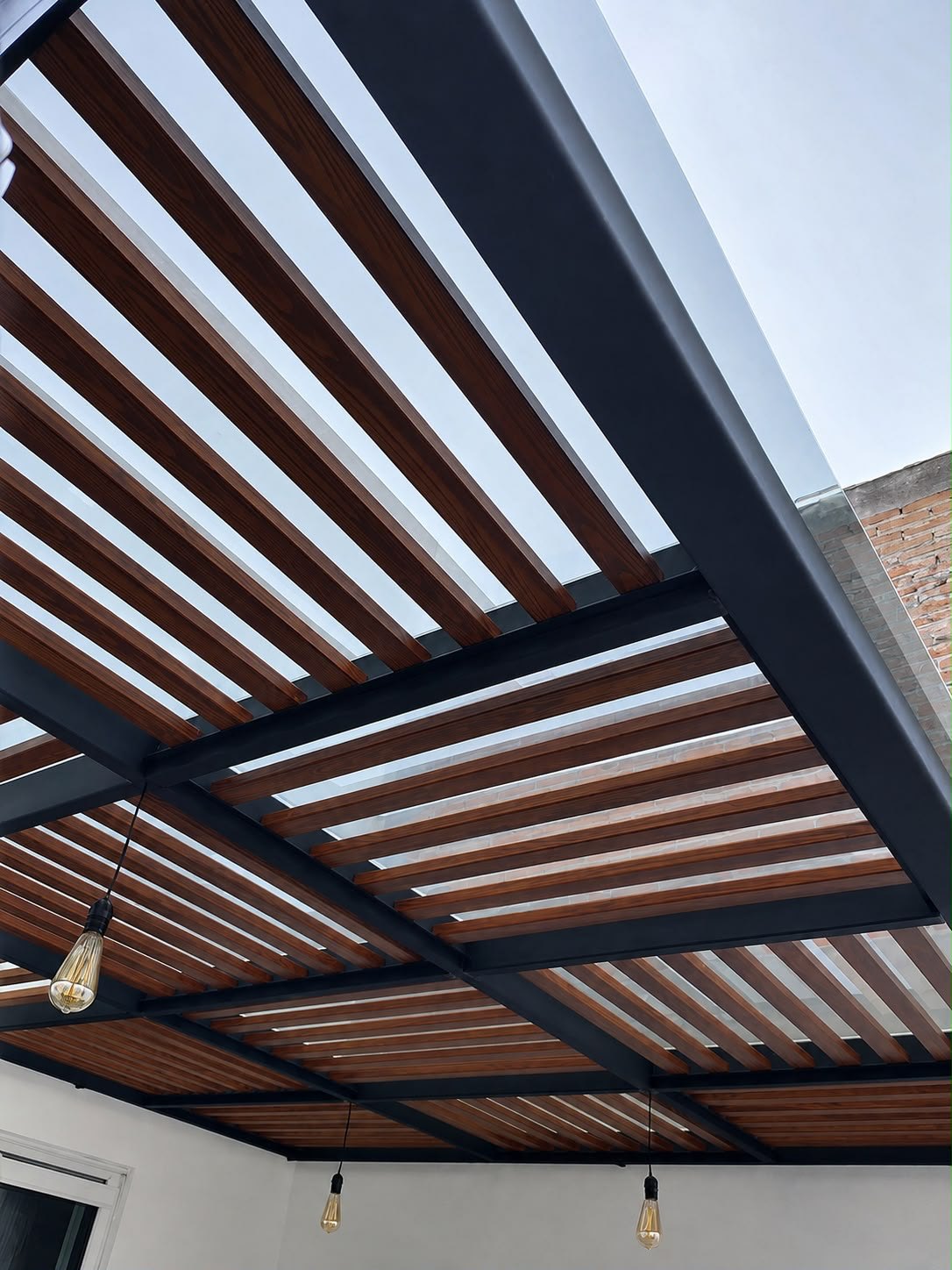 Pérgola con techo de vidrio — después