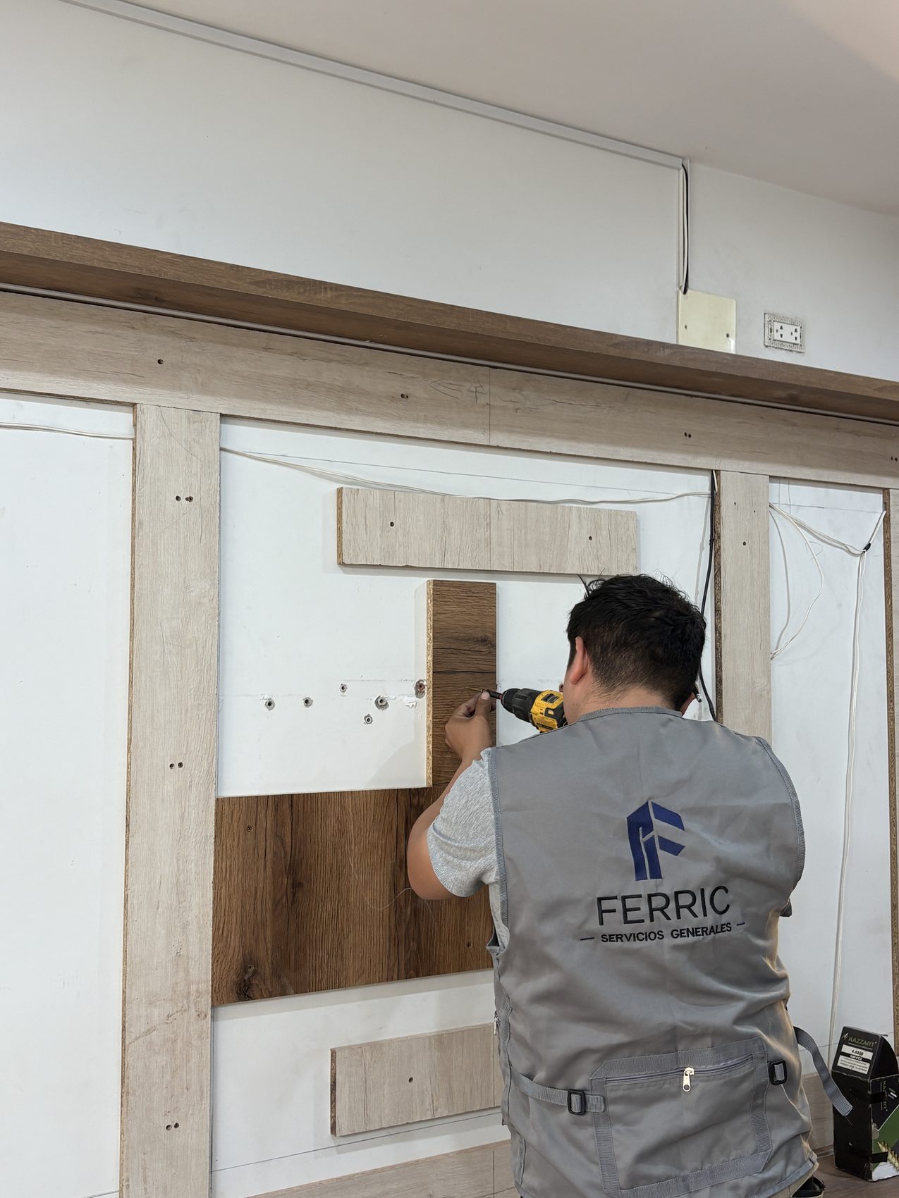 Equipo de Ferric armando las piezas del mueble