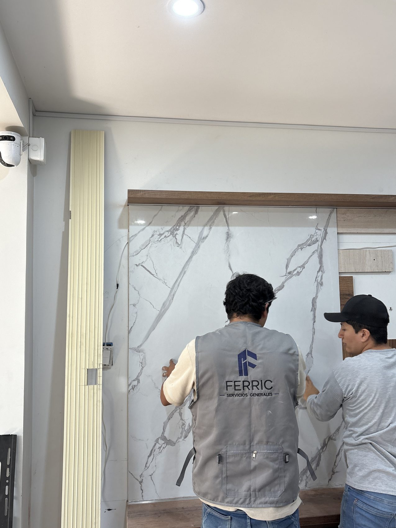 Equipo de Ferric instalando el mueble en casa