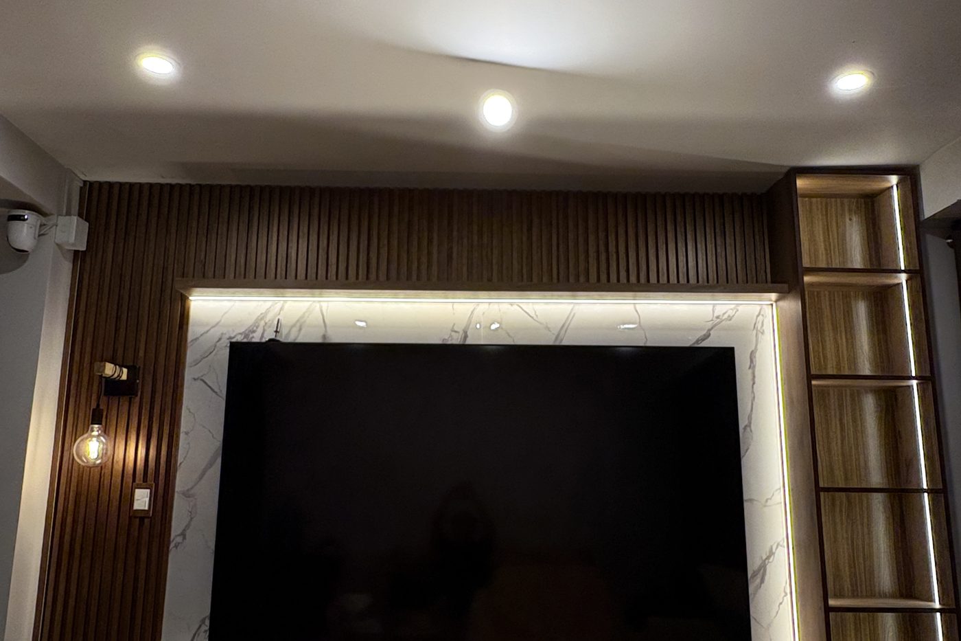 Mueble de TV con marco de mármol — después